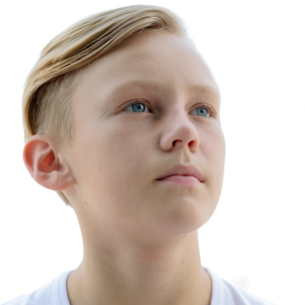 Retrato de jovem bonito escandinavo com cabelo loiro isolado contra o branco