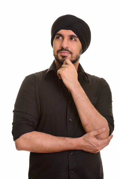 Retrato de jovem bonito indiano Sikh pensando