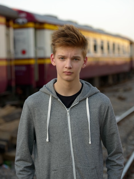 Retrato de jovem bonito na estação de trem