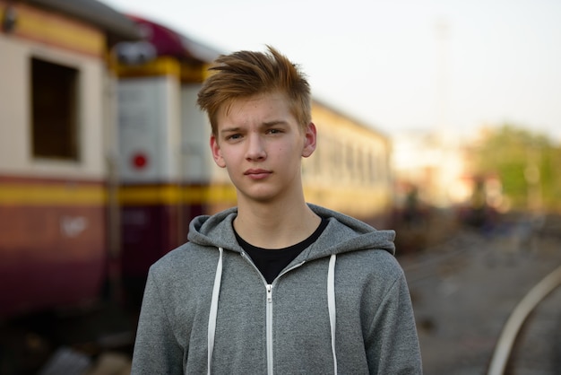 Retrato de jovem bonito na estação de trem