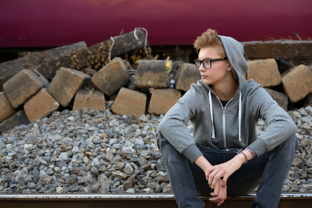 Retrato de jovem bonito na estação de trem