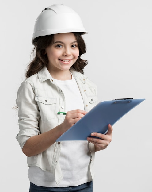 Retrato de jovem bonito segurando a área de transferência