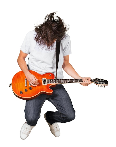 Retrato de jovem bonito tocar guitarra isolado no fundo branco