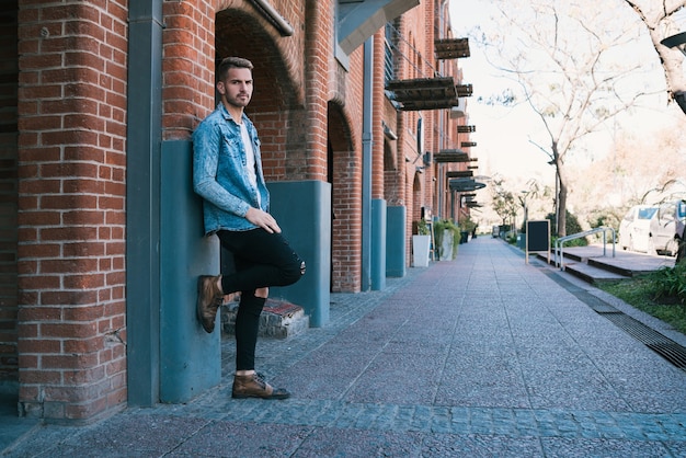 Retrato de jovem bonito, vestindo roupas casuais ao ar livre na rua. Conceito urbano.