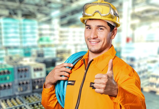 Retrato de jovem capataz feliz com capacete