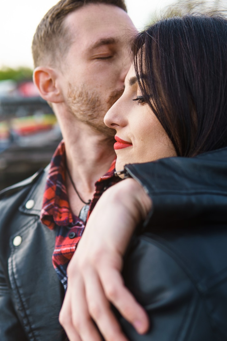 Foto retrato de jovem casal amoroso e sensual se abraçando