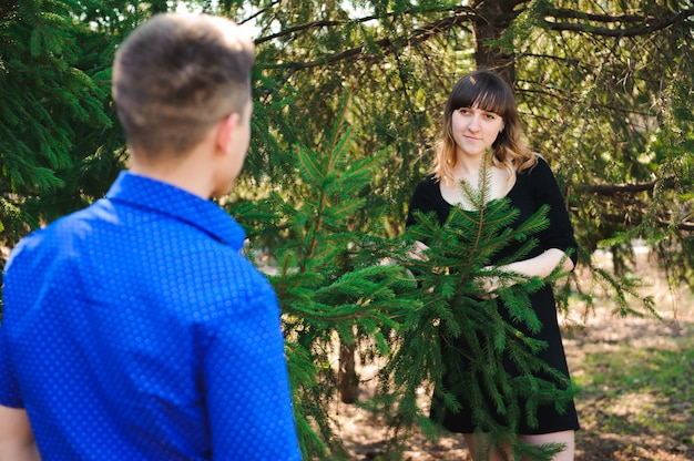 Retrato de jovem casal apaixonado em um parque