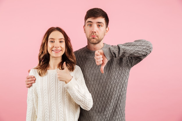 Retrato de jovem casal apaixonado, vestido de camisolas