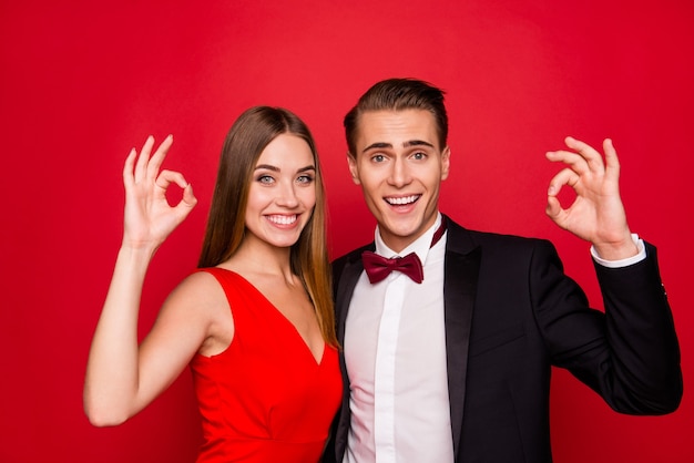 Retrato de jovem casal bonito em um fundo vermelho