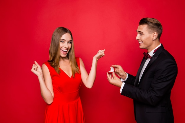 Retrato de jovem casal bonito em um fundo vermelho