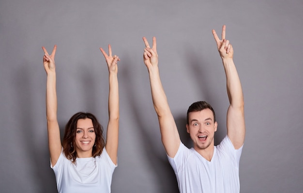 Retrato de jovem casal caucasiano sorrindo