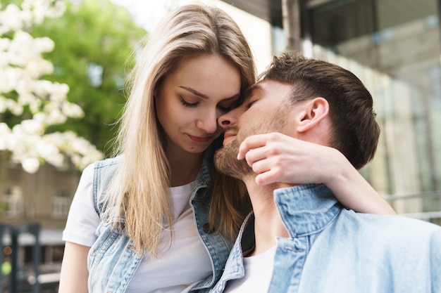 Retrato de jovem casal durante um encontro ao ar livre