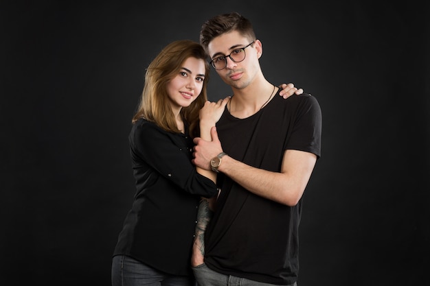 Retrato de jovem casal em roupas pretas