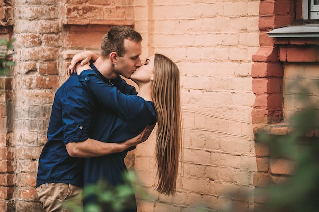 Retrato de jovem casal emocional se abraçando fortemente, namorado e namorada, te amo muito, forte afeto no relacionamento