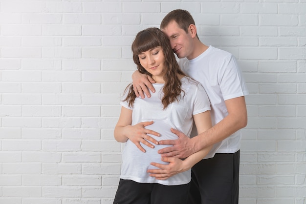 Foto retrato de jovem casal feliz esperando por um bebê