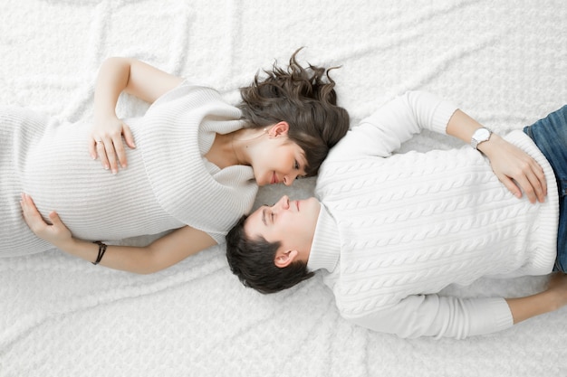 Foto retrato de jovem casal feliz esperando um bebê