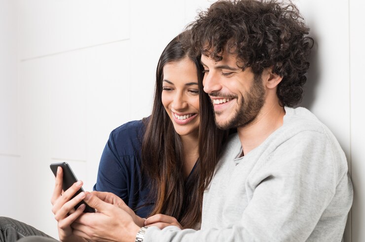Retrato de jovem casal feliz sentado