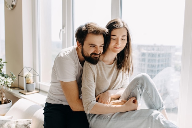 Retrato de jovem casal lindo