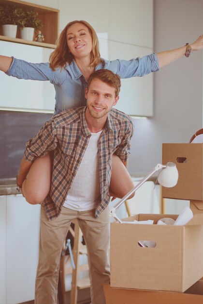 Retrato de jovem casal movendo-se em nova casa. Jovem casal.