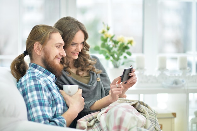 Retrato de jovem casal sentado e tomando selfie