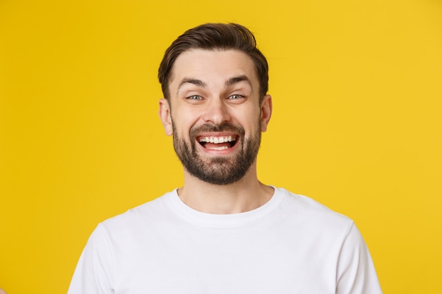 Retrato de jovem casual isolado em fundo amarelo