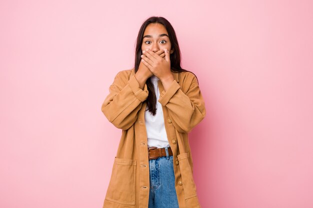 Retrato de jovem caucasiana