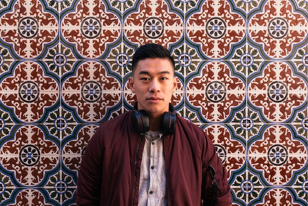 Retrato de jovem chinês bonito na rua.