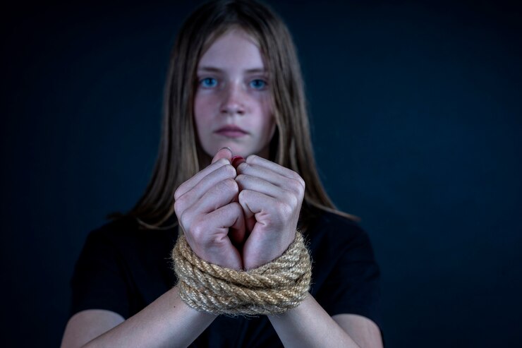 Foto retrato de jovem com as mãos amarradas em fundo preto. fechar-se