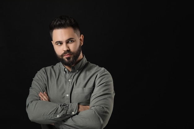 Retrato de jovem com bigode em fundo preto Espaço para texto