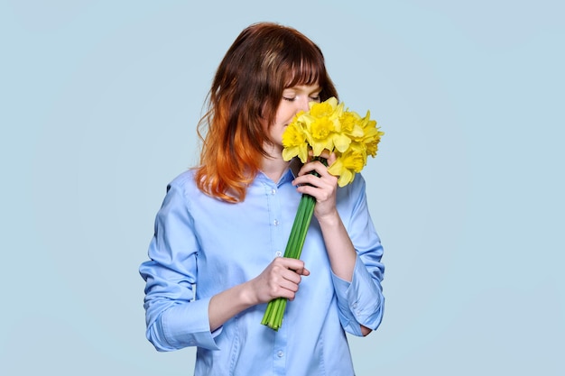 Retrato de jovem com buquê de flores amarelas
