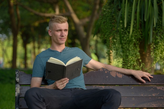 Retrato de jovem com cabelo loiro em um parque ao ar livre