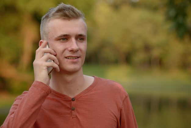 Retrato de jovem com cabelo loiro em um parque ao ar livre