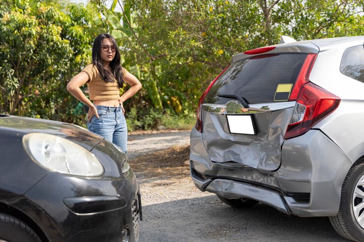 Retrato de jovem com carro arranhado no estacionamento De pé e observando o carro que foi atingido até que o carro desabou mostra sintomas cardíacos