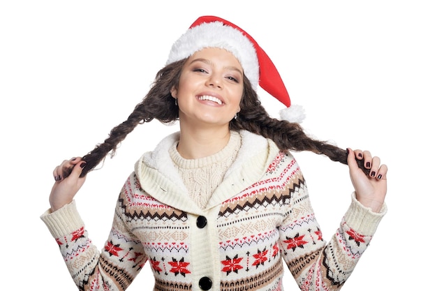 Retrato de jovem com chapéu de Papai Noel em fundo branco