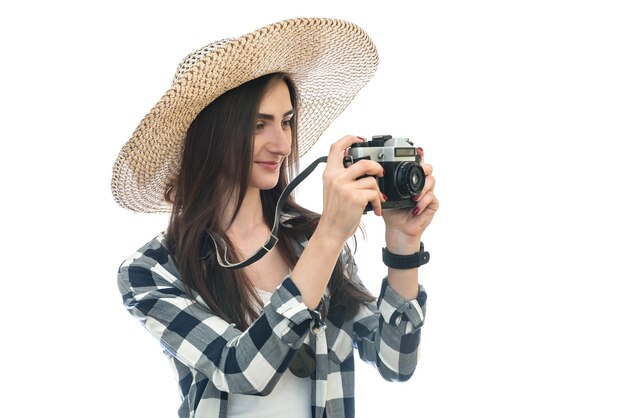 Retrato de jovem com chapéu e câmera isolada no branco