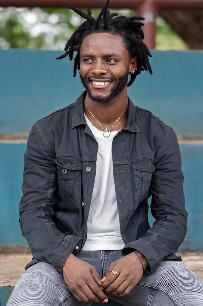 Foto retrato de jovem com dreadlocks afro e jaqueta