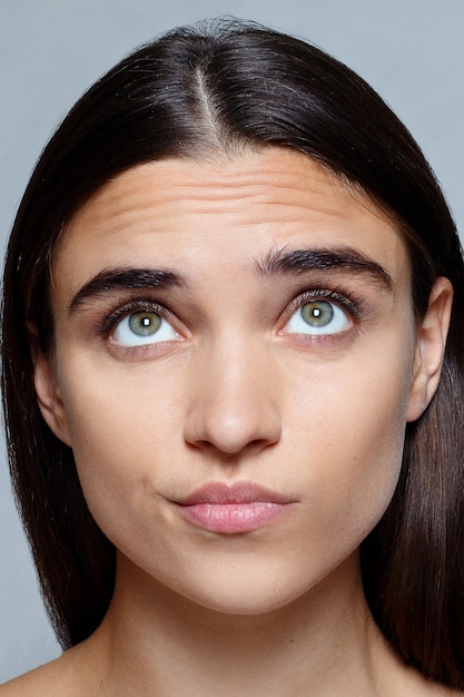 Foto retrato de jovem com expressão facial de choque