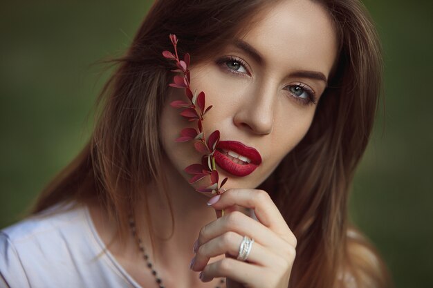 Retrato de jovem com lábios de marsala