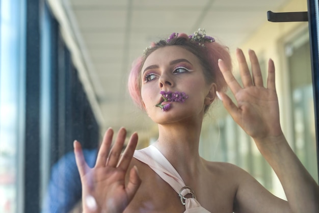 Retrato de jovem com maquiagem de moda perto da janela