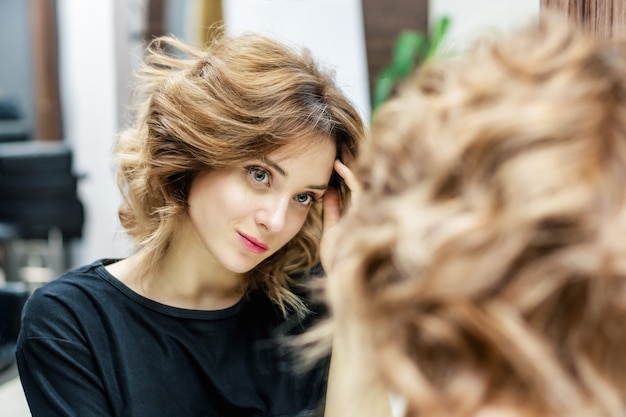 Retrato de jovem com penteado