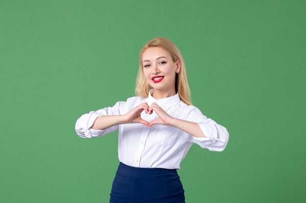 retrato de jovem com roupas conservadoras parede verde escola estudo aluno professor