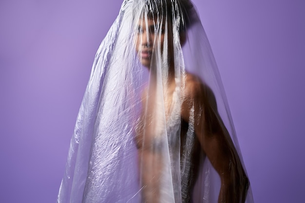 Retrato de jovem com um saco plástico na cabeça e corpo nu sexy transgênero latino masculino