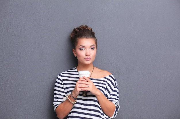 Foto retrato de jovem com uma xícara de chá ou café