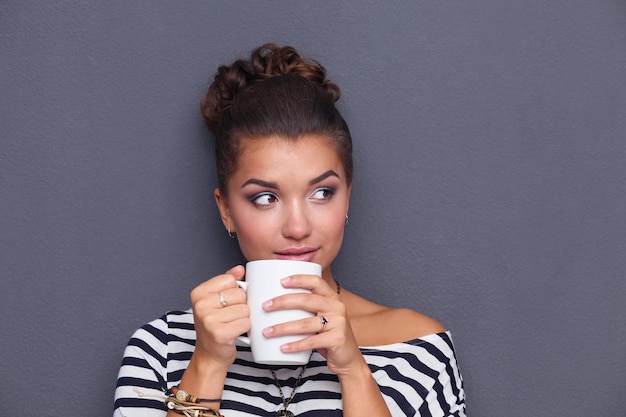 Retrato de jovem com xícara de chá ou café
