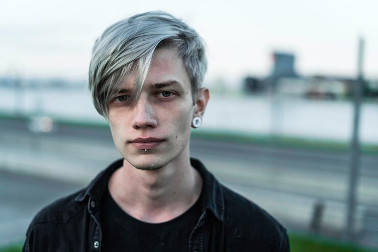 Foto retrato de jovem confiante ao ar livre
