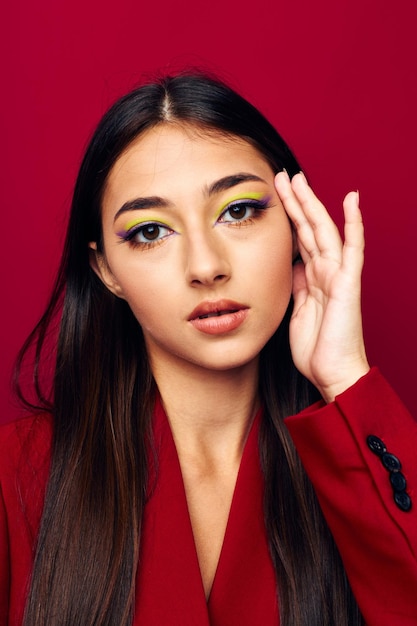 Foto retrato de jovem contra fundo amarelo