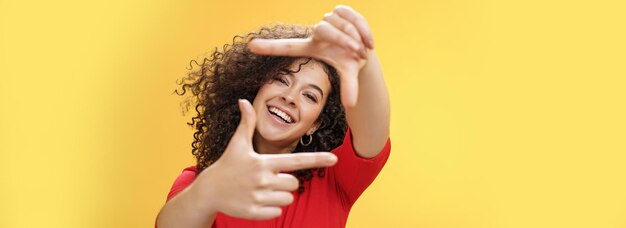 Foto retrato de jovem contra fundo amarelo