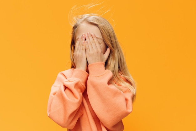 Foto retrato de jovem contra fundo amarelo