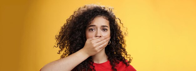 Foto retrato de jovem contra fundo amarelo