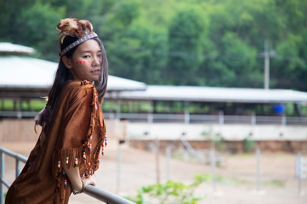 Retrato, de, jovem, cowgirl, ao ar livre